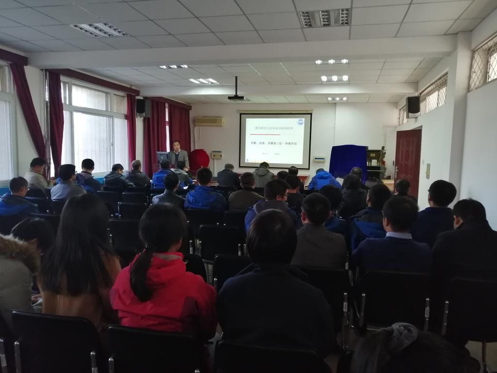 项目负责人进行汇报和答辩